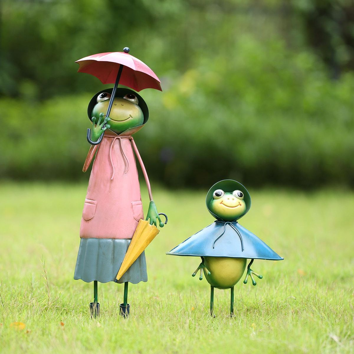 Tomfeel Cartoon Frog Sculpture Frog with Umbrellas Frog in Raincoat Metal Sculpture Iron Animal Sculpture Garden Furnishing Home Desk Ornament
