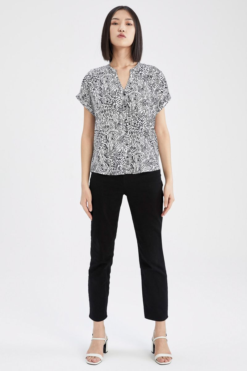 Woman Casual Regular Fit C Neck Woven Short Sleeve Shirt - White