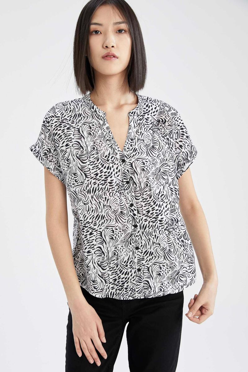 Woman Casual Regular Fit C Neck Woven Short Sleeve Shirt - White