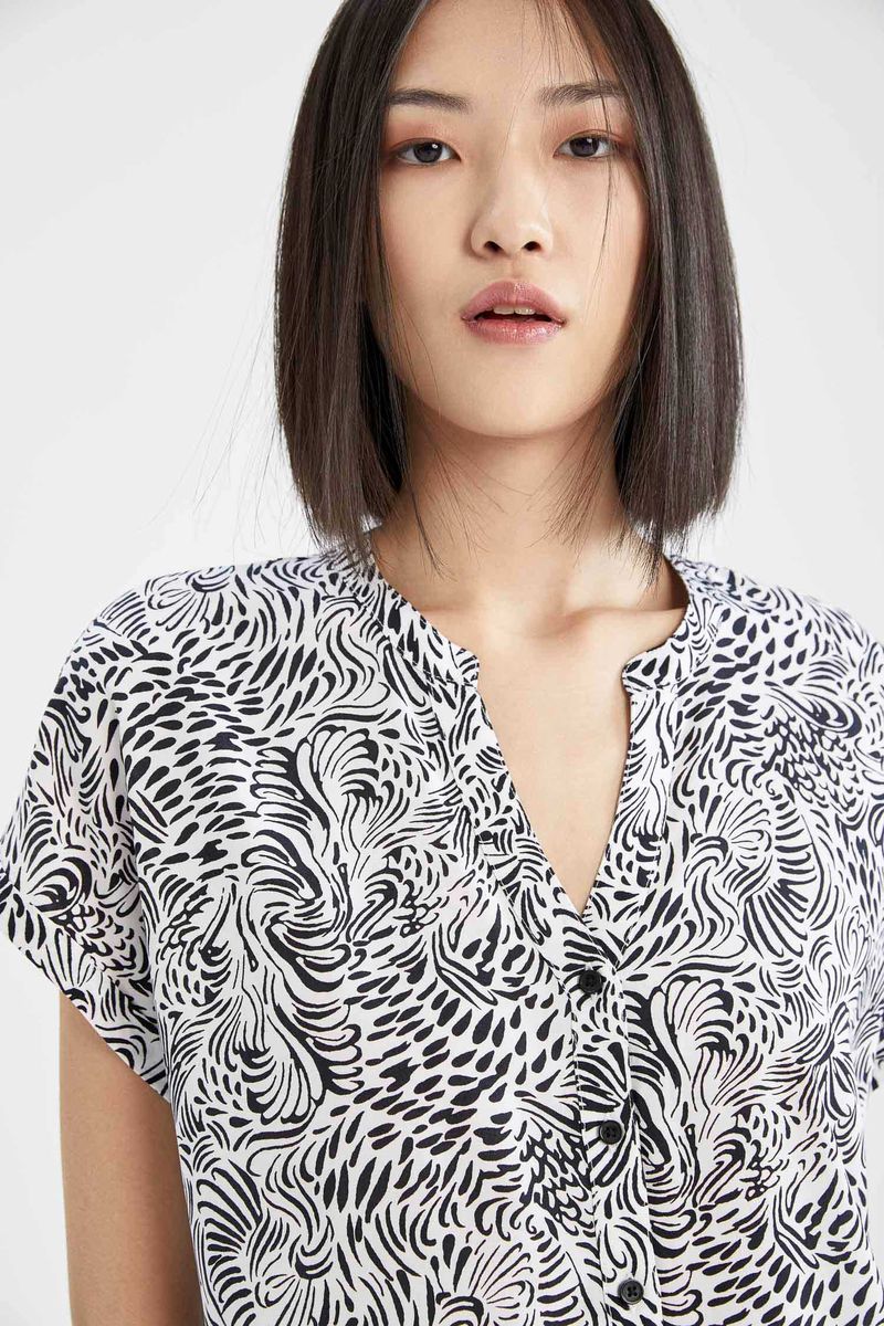 Woman Casual Regular Fit C Neck Woven Short Sleeve Shirt - White