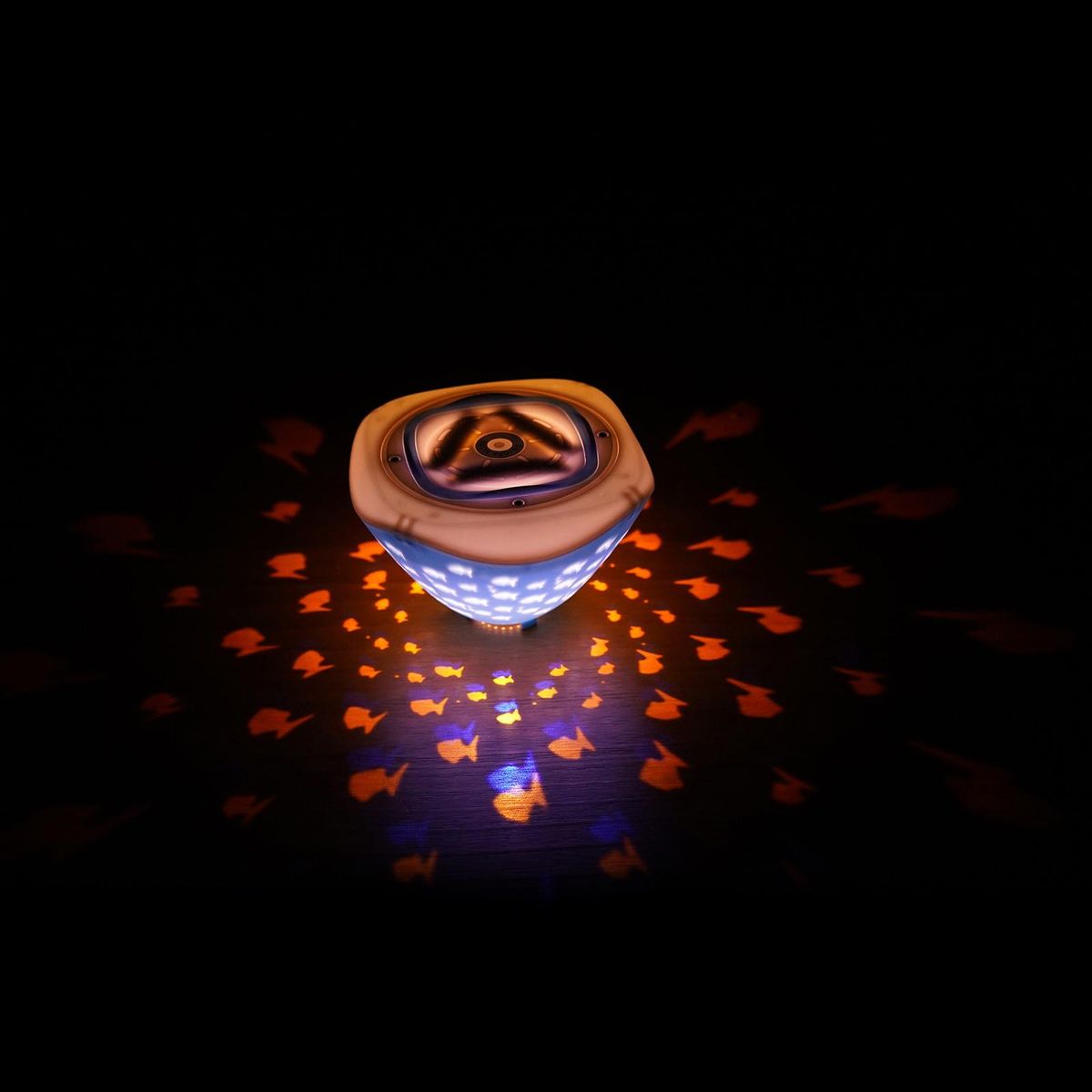 1PCS 3.7V 0.5W 4LEDs RGB Floatings Light Colorful Lamp 6 Lighting Modes/ IP67 Water Resistance/ 3 * AAA Cell Operated for Pond Fountain Pool