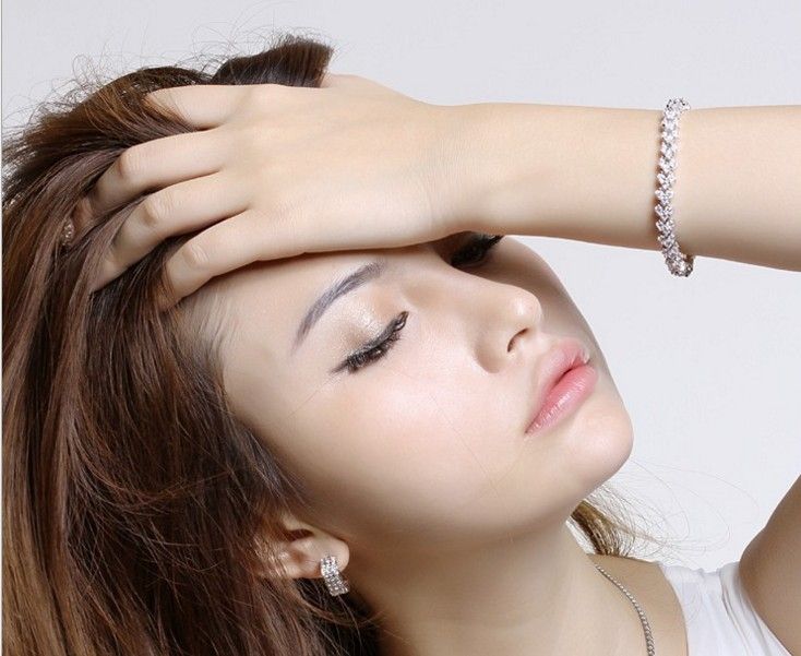 Crystal Bracelet With Artificial Diamond Inlaid For Wedding, Engagement, Mother`s Day And Birthday Gift, Diameter: 5.25 Cm, Perimeter:16.5 Cm(Silver)