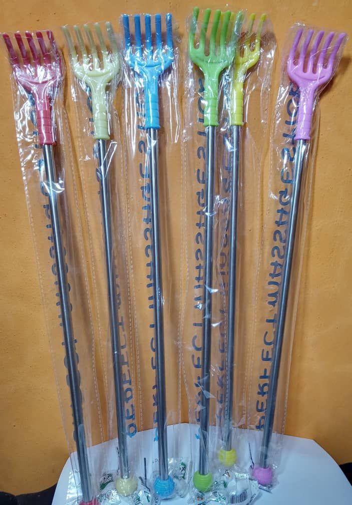 6 Plastic Back Scratchers & Telescopic Metal Extender