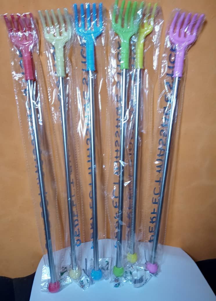 6 Plastic Back Scratchers & Telescopic Metal Extender