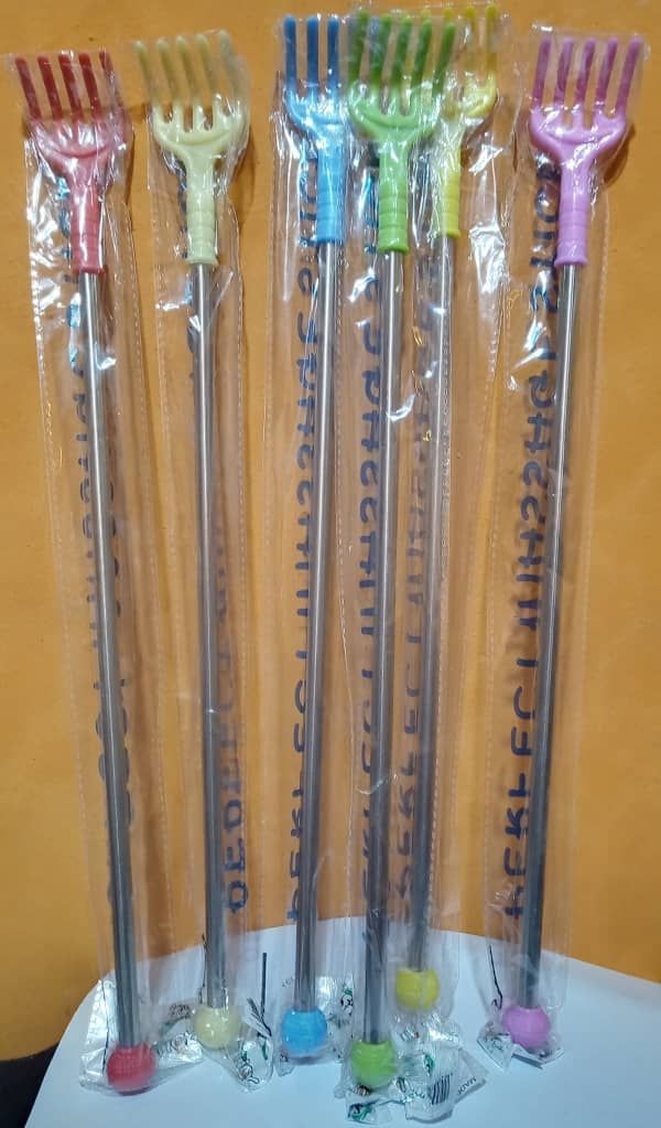 6 Plastic Back Scratchers & Telescopic Metal Extender