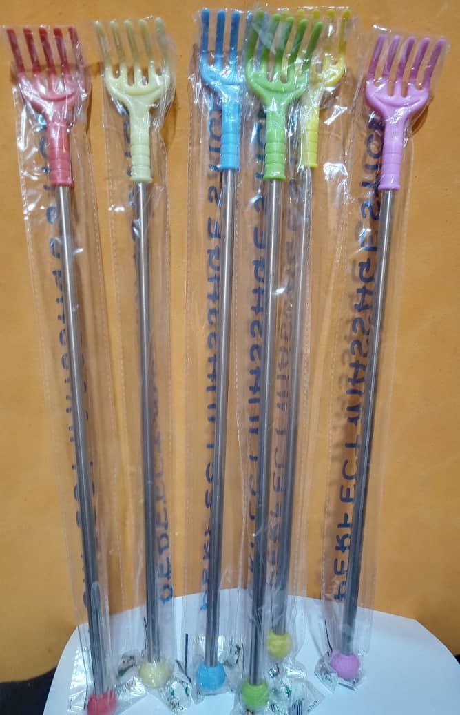 6 Plastic Back Scratchers & Telescopic Metal Extender