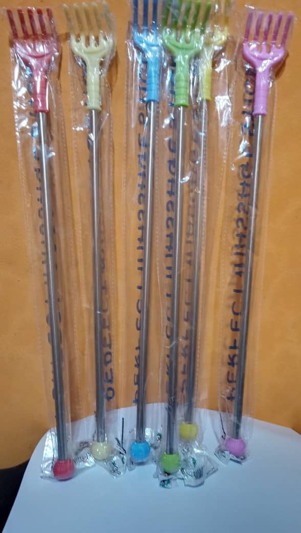 6 Plastic Back Scratchers & Telescopic Metal Extender