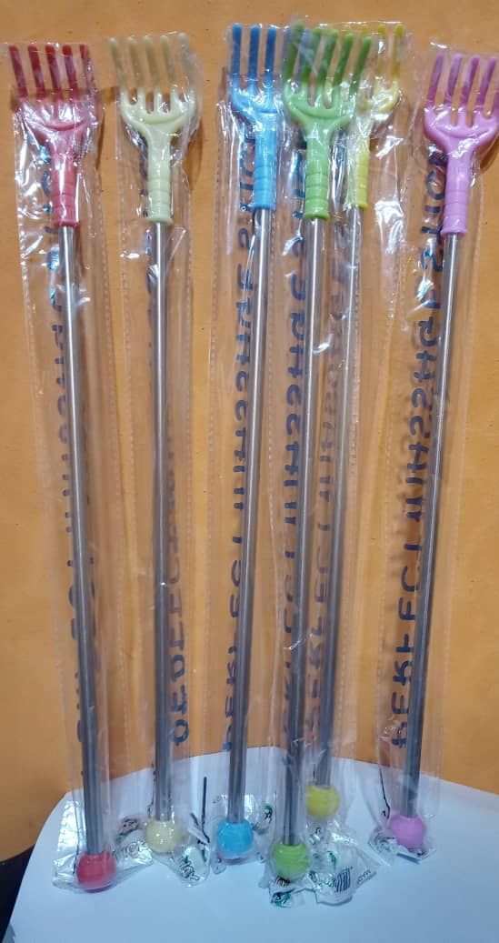 6 Plastic Back Scratchers & Telescopic Metal Extender