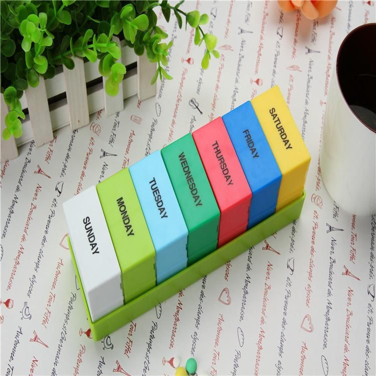 The largest 28-grid pill box Color pill boxes 7 4-grid pill boxes Portable pill boxes green english
