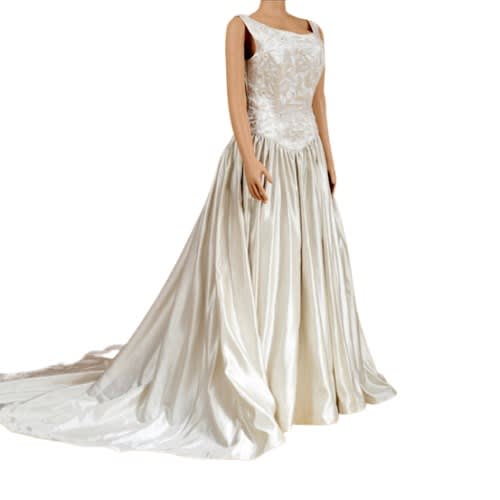 Mon Cheri Ivory Sleeveless Embroidered  Button Detailed Wedding Gown