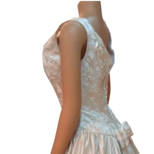 Mon Cheri Ivory Sleeveless Embroidered  Button Detailed Wedding Gown