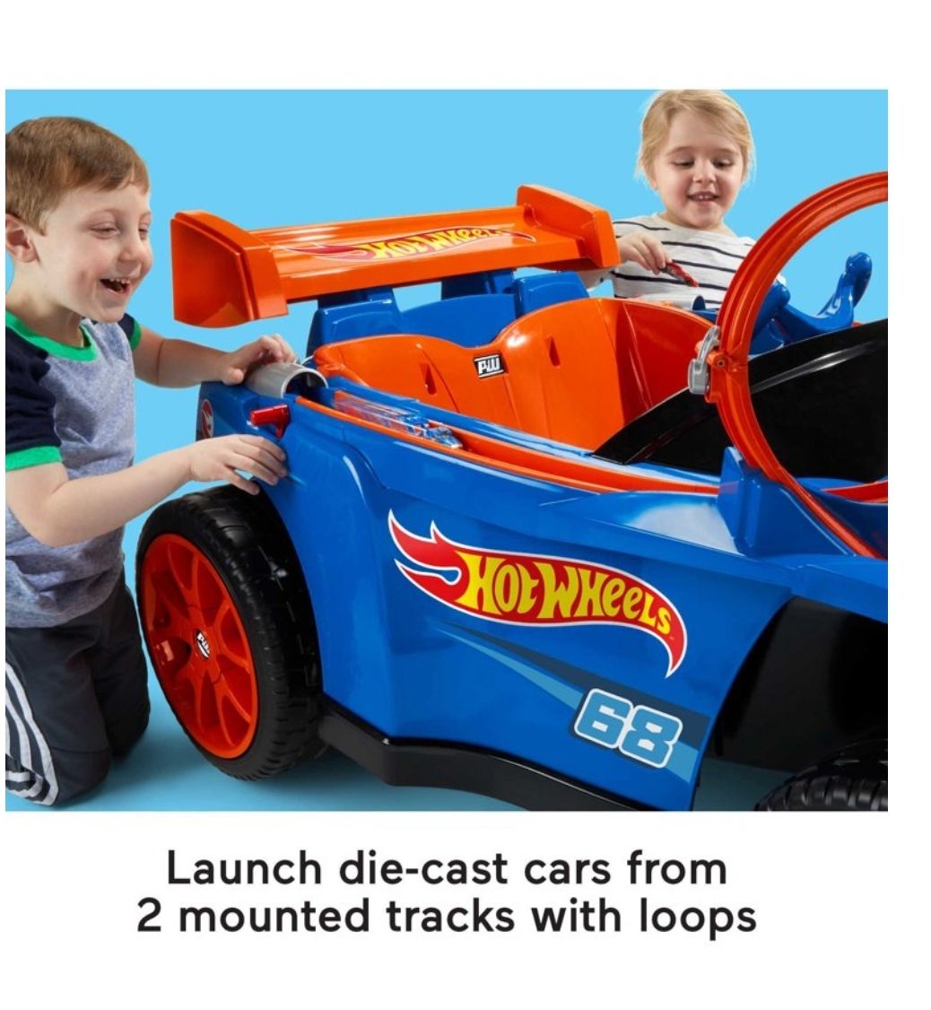 Power Wheels Hot Wheels Racer Ride On And Playset With 5 Hot Wheels Die-Cast Vehicles