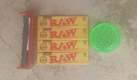 Grinder + Roller Machine + 4 Booklets Of Brown Rolling Paper