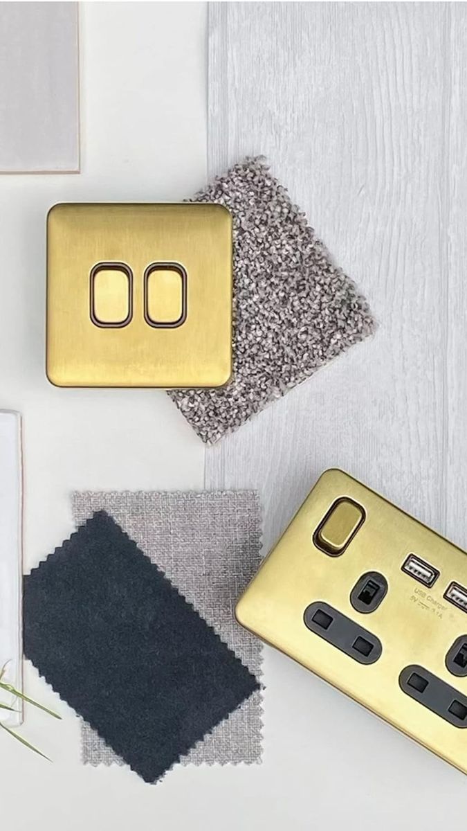 Lisse - 3 Gang 2 Way - 10AX Satin Brass With Black Interior