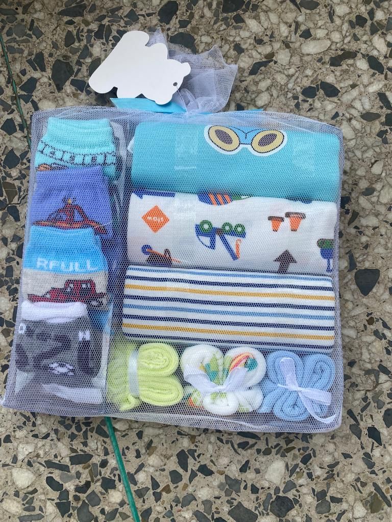 10 In 1 Unisex New Born Gift Pack (Bodysuits)..boys