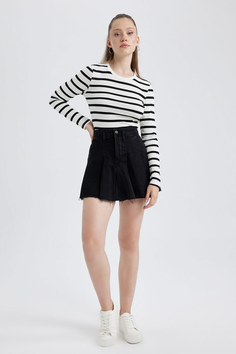 Woman Fitted Knitted Long Sleeve T-Shirt - White