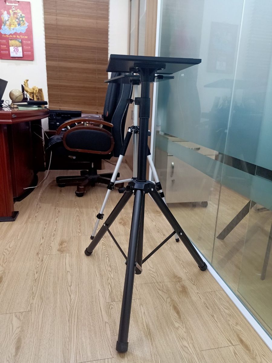 Rugged Universal Tripod Projector Stand/Laptop Stand