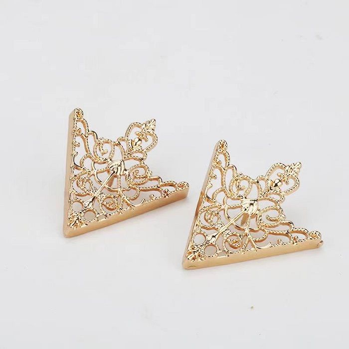 Men's Suit Accessories European And American Retro Palace Gold Hollow Pattern Triangle Shirt Collar Corner Button Collar Pin