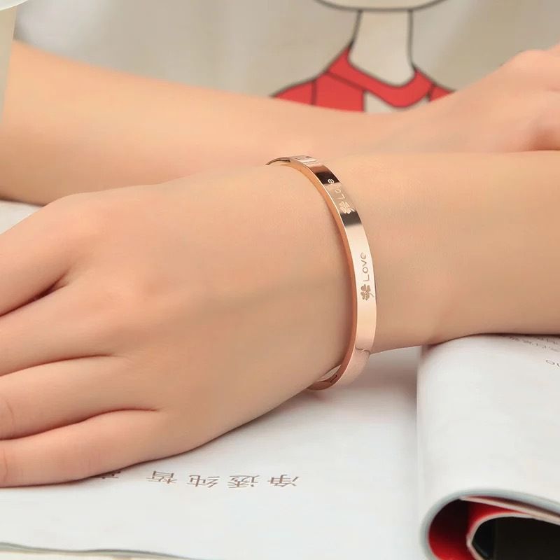 IQPC® Fashion Four Leaf Clover Ladies Bracelet Classic Valentine's Day Gift