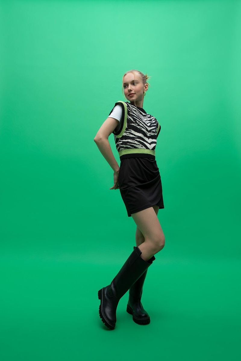 Women - Slim Fit Knitted Skirt-Black