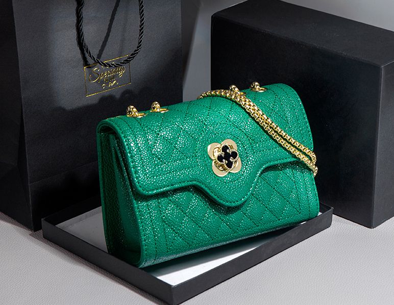 Beautiful Solid Spacious PU Leather Female Handbag.Green