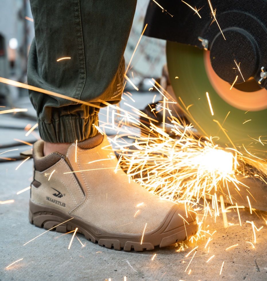 Work Safety Shoes Men Lightweight Safety Boots Indestructible Work Sneakers