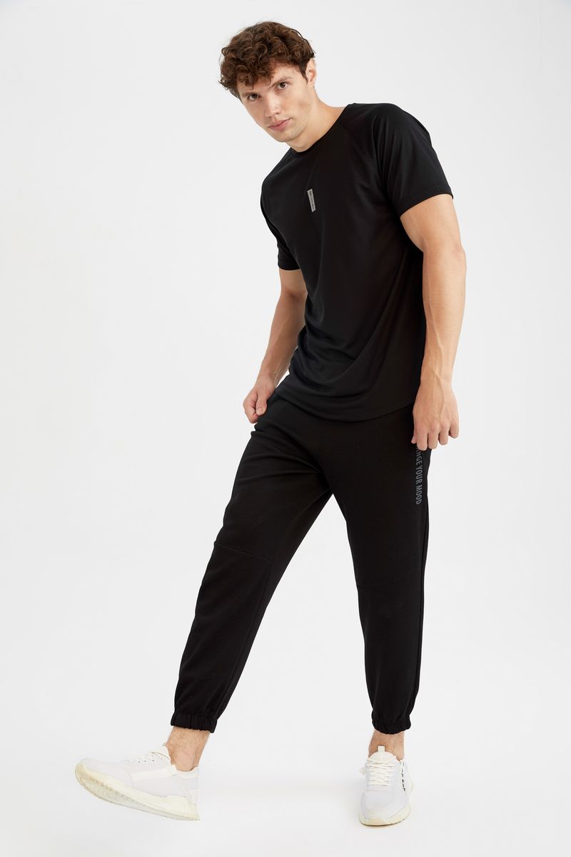 Man Slim Fit Crew Neck Knitted T-Shirt - Black