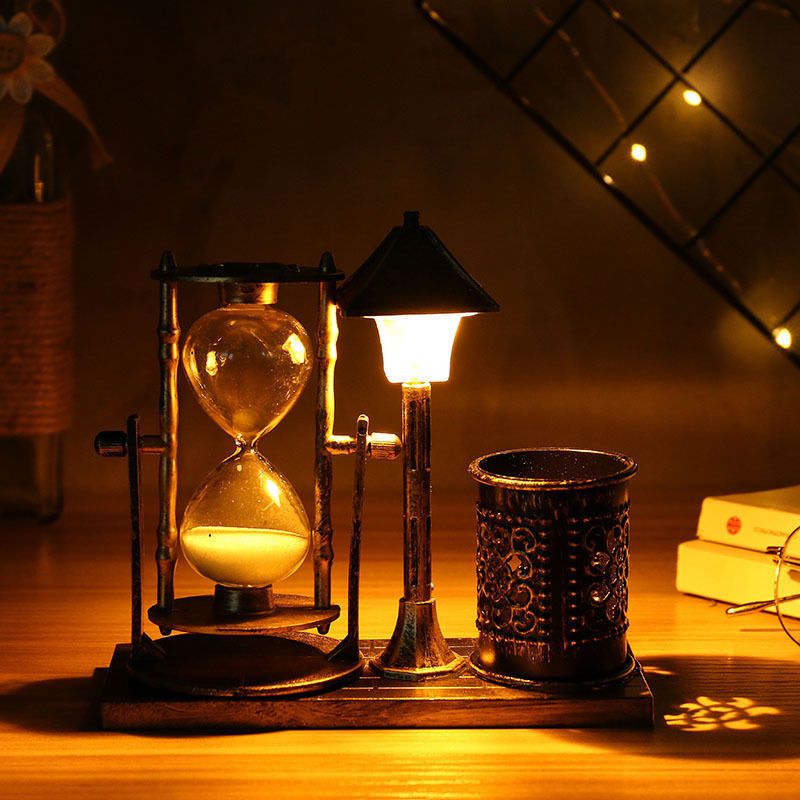 European Retro Iron Lamp With Pen Holder