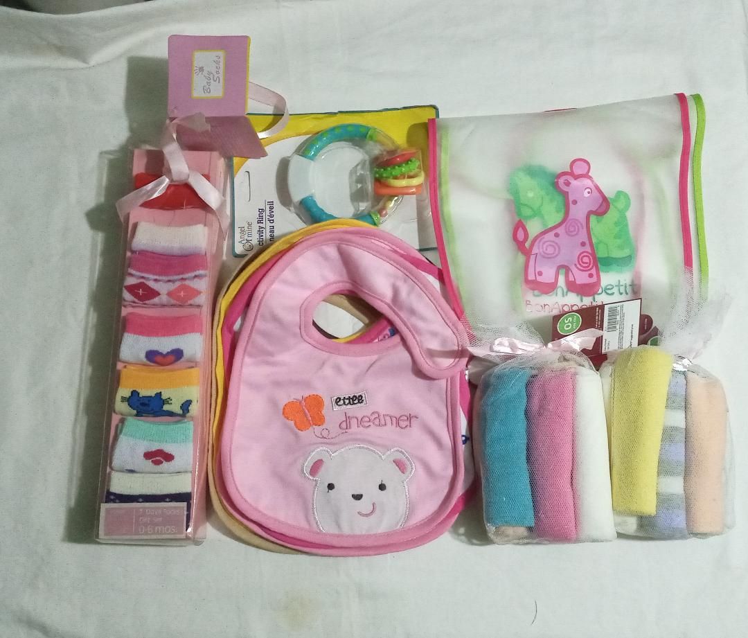 6 Cotton & 2 Plastic Bibs/7Pairs Socks/2 Washcloth/,Rattle