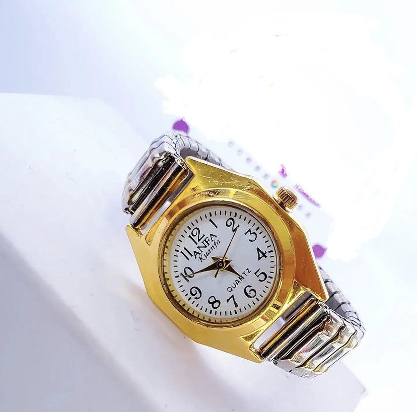 UNIQUE CHILDREN QUARTZ  WATCH