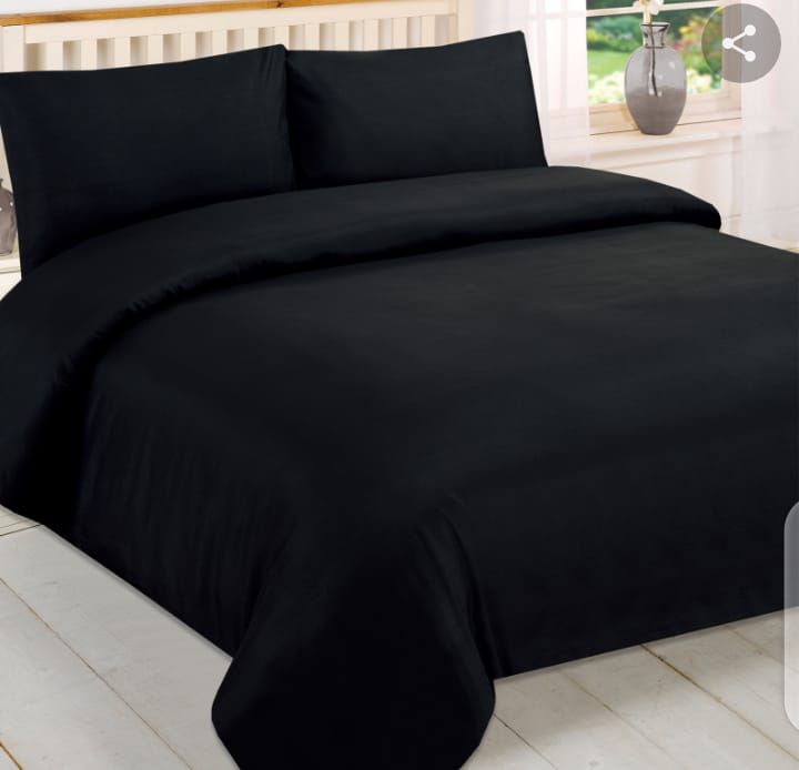 Plain Black Bedsheet With 4 Pillows