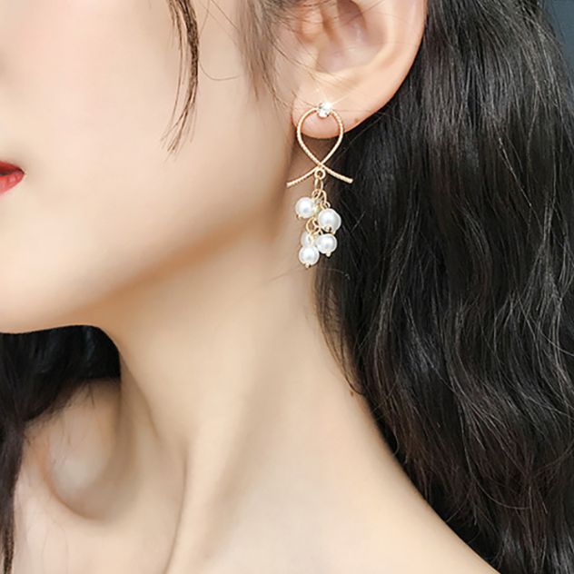 Opulent Silver Pearl Needle Earing