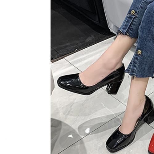 Block Heel Patent Leather Round Mouth Cover Shoe - Black