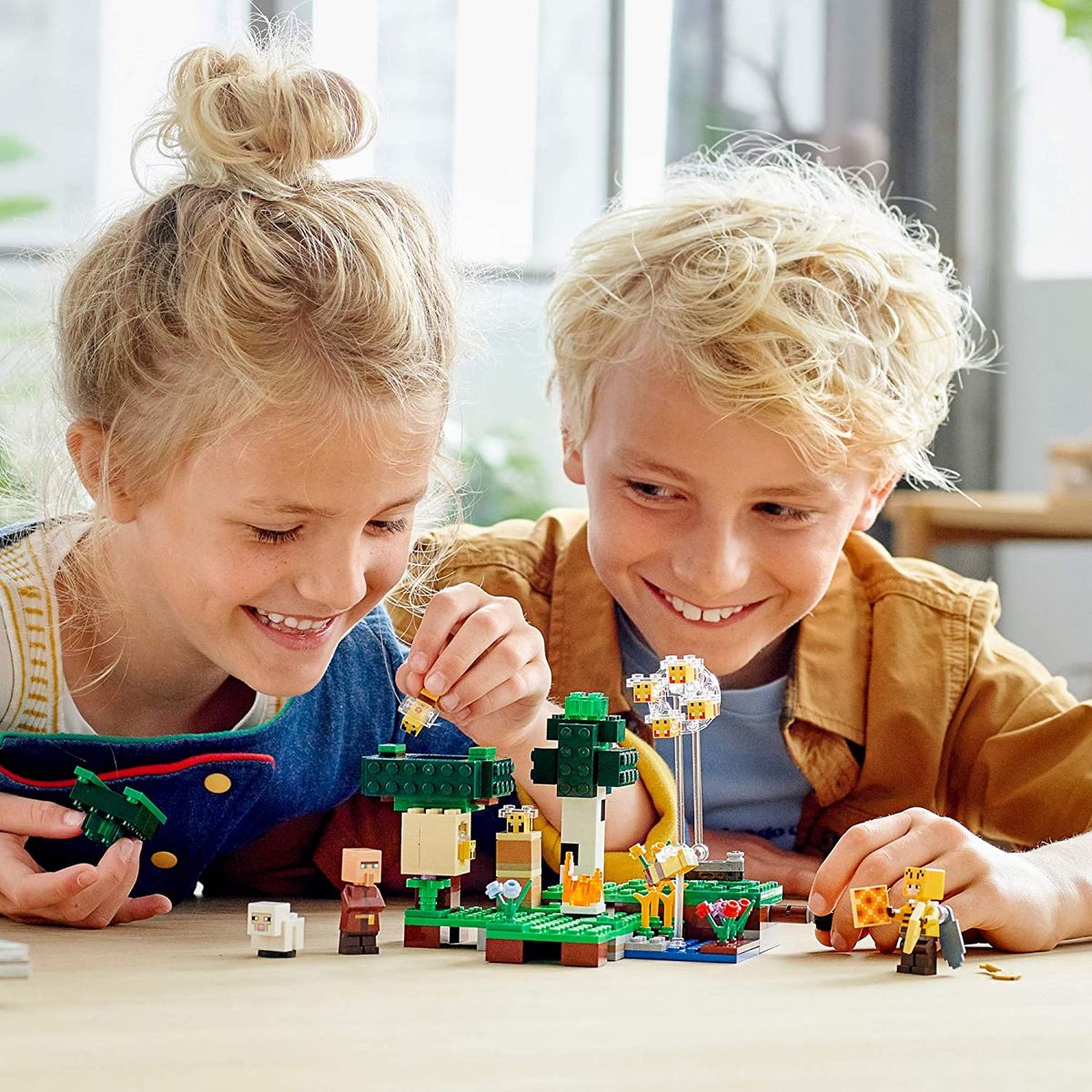 Minecraft The Bee Farm 21165 Minecraft Building Action Toy With A Beekeeper (238 Pieces)