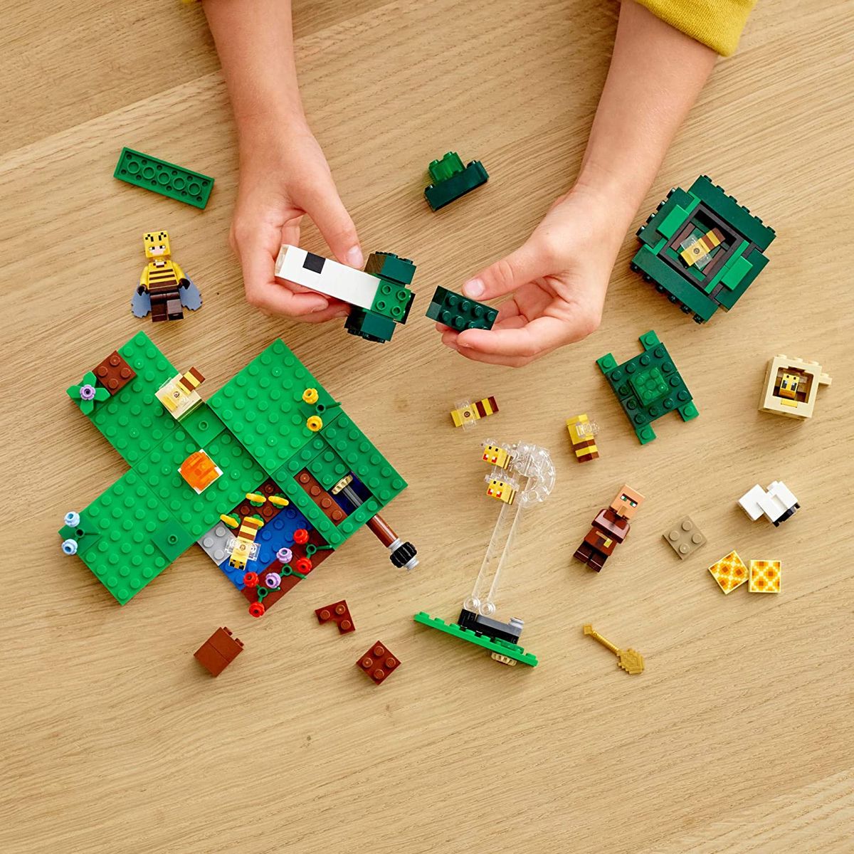 Minecraft The Bee Farm 21165 Minecraft Building Action Toy With A Beekeeper (238 Pieces)