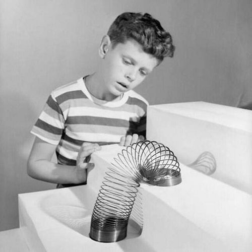 Funny Gadgets Classic Stress-Relieve Copper Magic Slinky Metal Spring Magic Tricks Toy Kids Gift