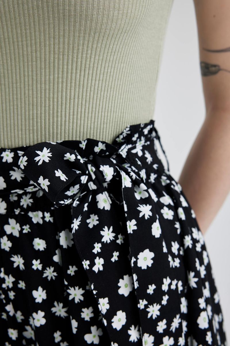 Woman Young Relax Fit Woven Short - Black