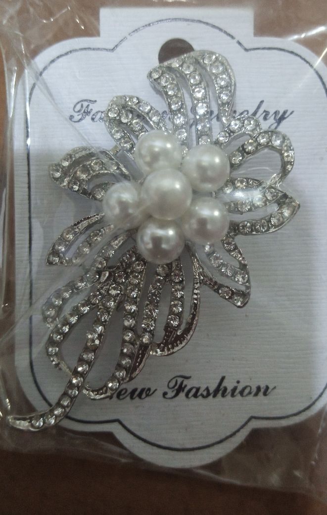 White Petal Ladies Fashion Brooch