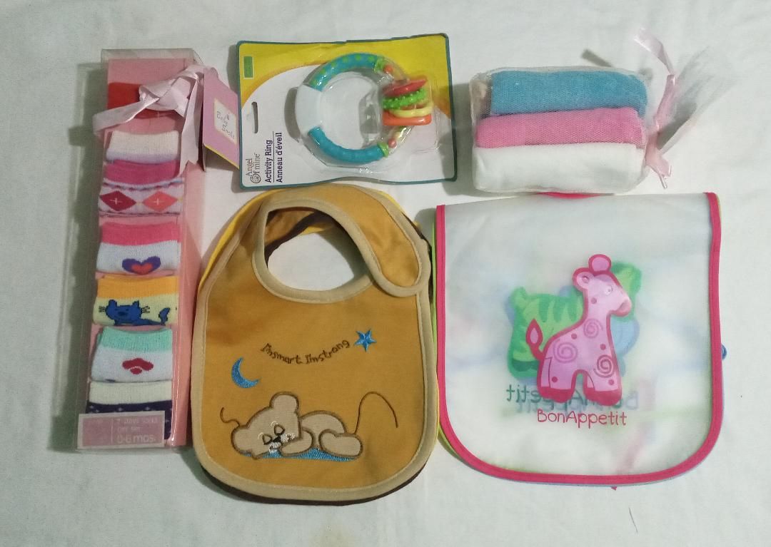 4 Cotton&2 Plastic Bibs /7 Pairs Socks /1 Washcloth /Rattle