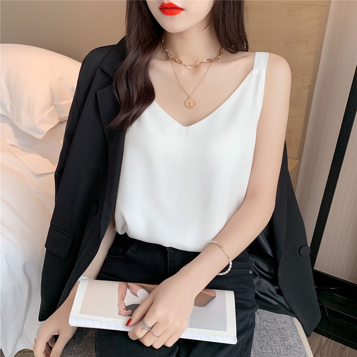 Double Layer Loose And Thin, Wearing A Bottomed Shirt Top