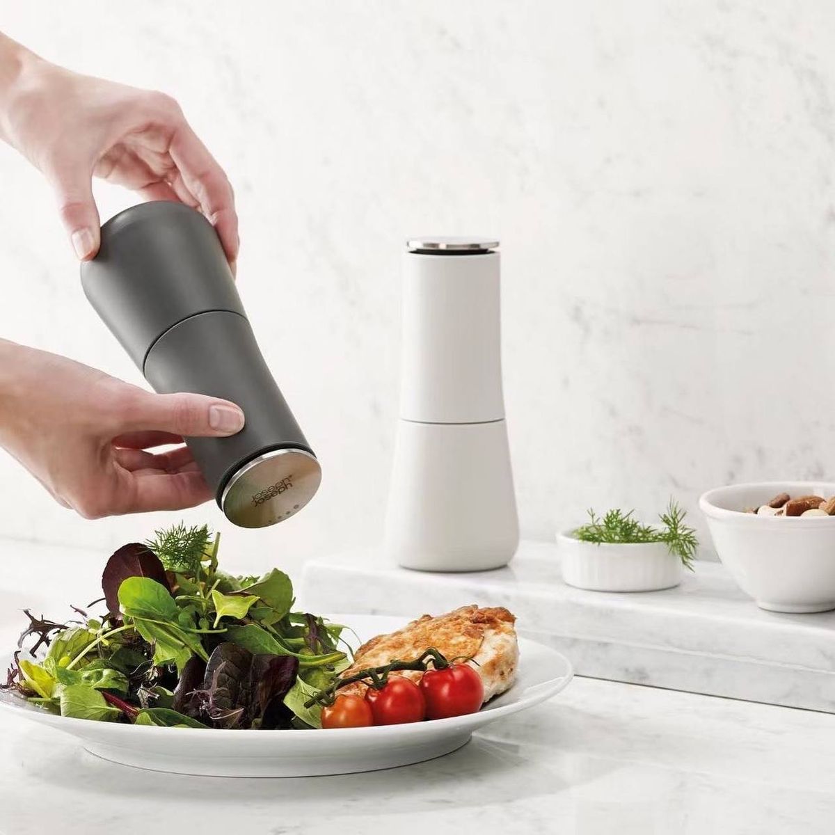 2Pcs Premium Pepper & Salt Shaker Spice Dispenser Sealed Lid BBQ