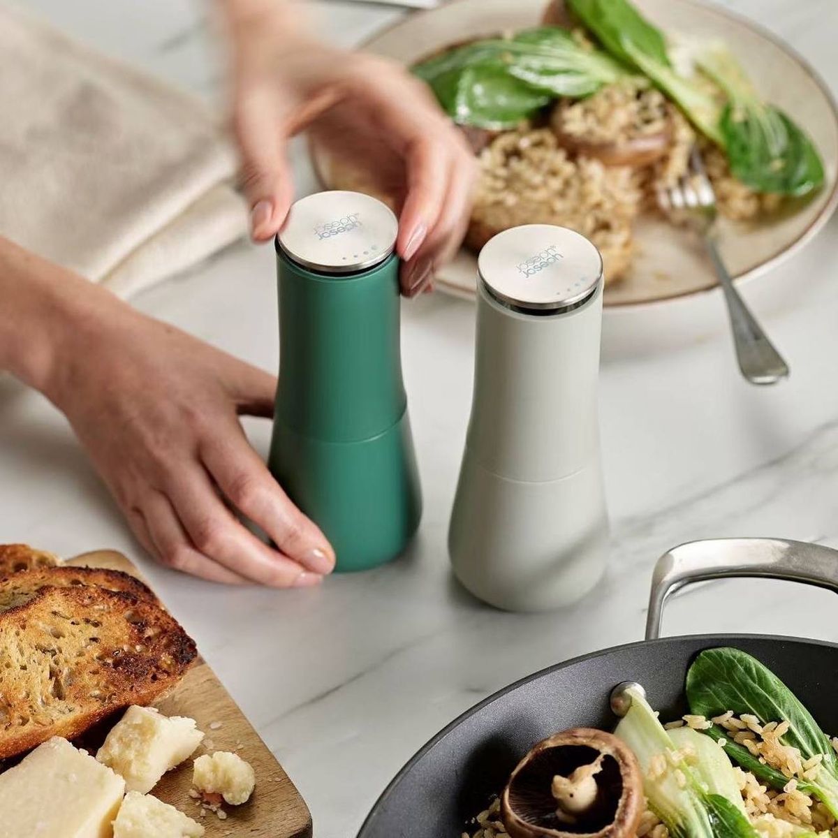 2Pcs Premium Pepper & Salt Shaker Spice Dispenser Sealed Lid BBQ