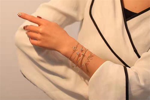 Simple Atmosphere [watch + Bracelet 4 Pieces]
