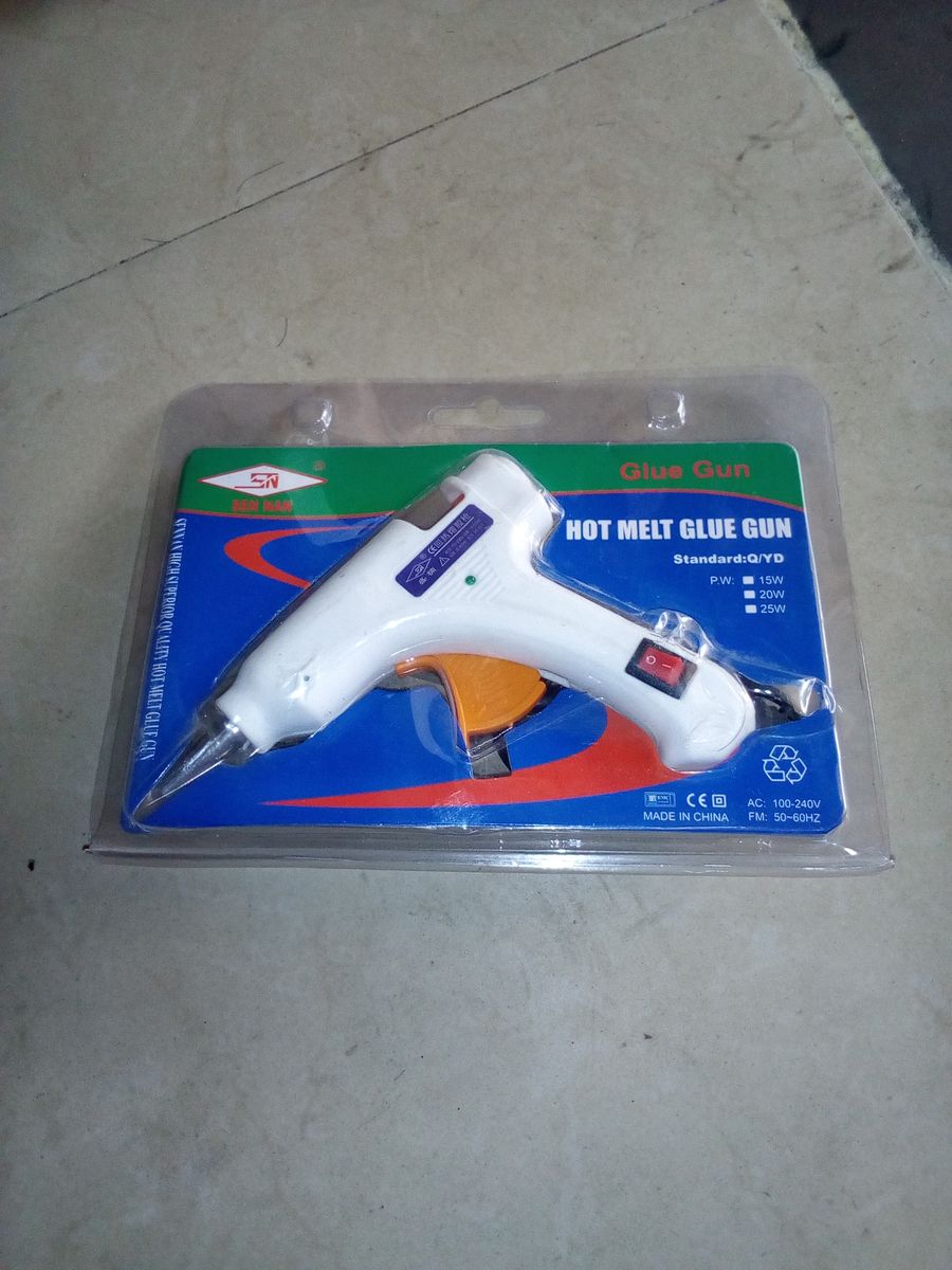 Hot Glue Gun +1 Free Gum Sticks