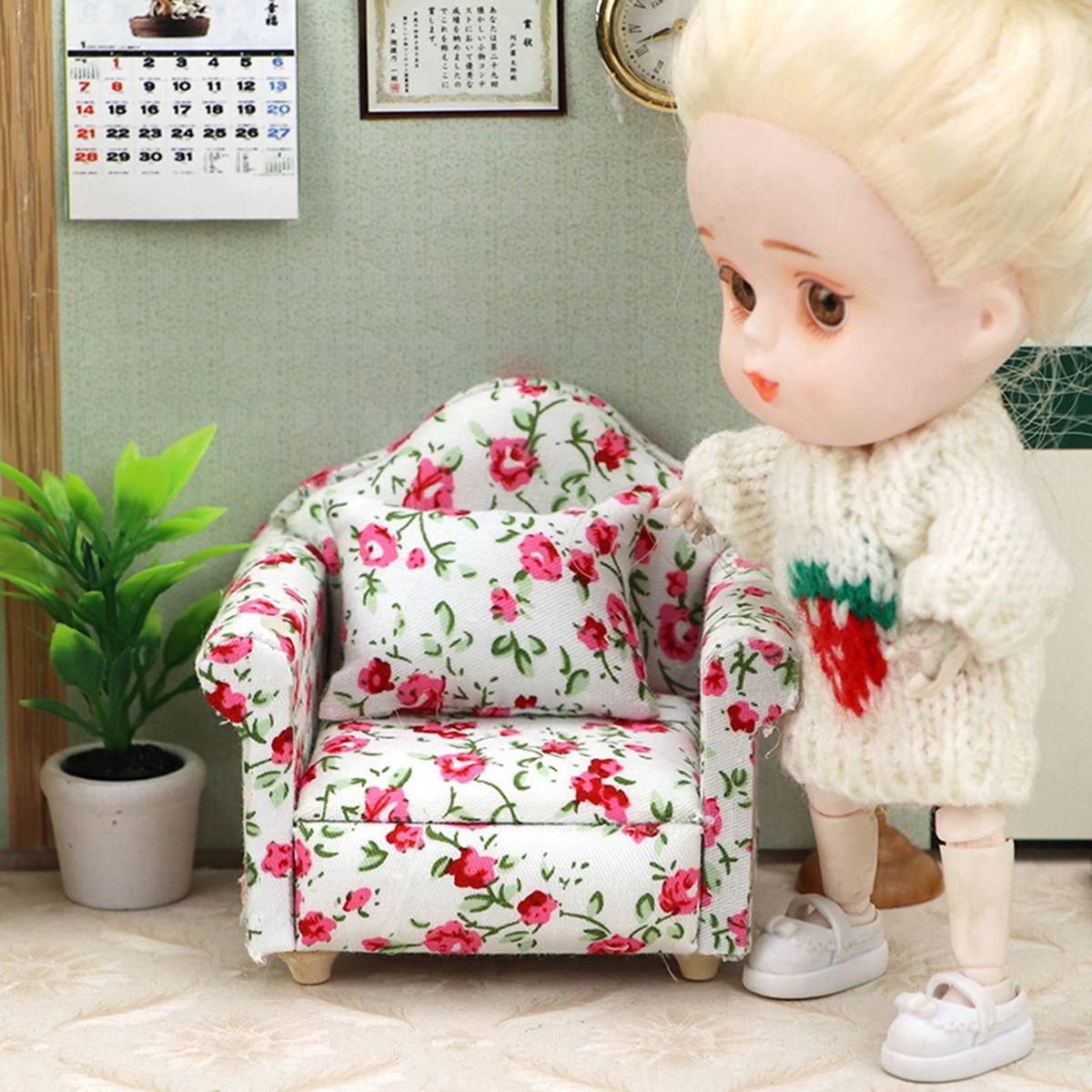 1/12 Scale Doll House Miniature Single Sofa with Pillow