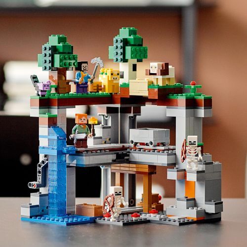 LEGO® Minecraft™ The First Adventure 21169 Minecraft