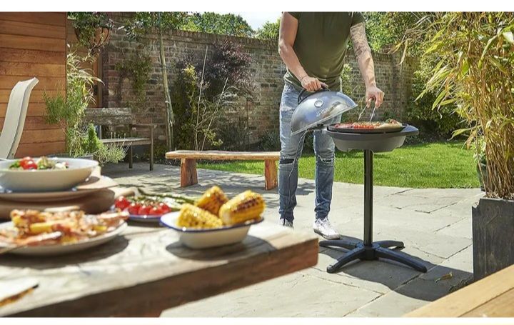 Indoor/Outdoor Barbecue Grill With Temperature Control
