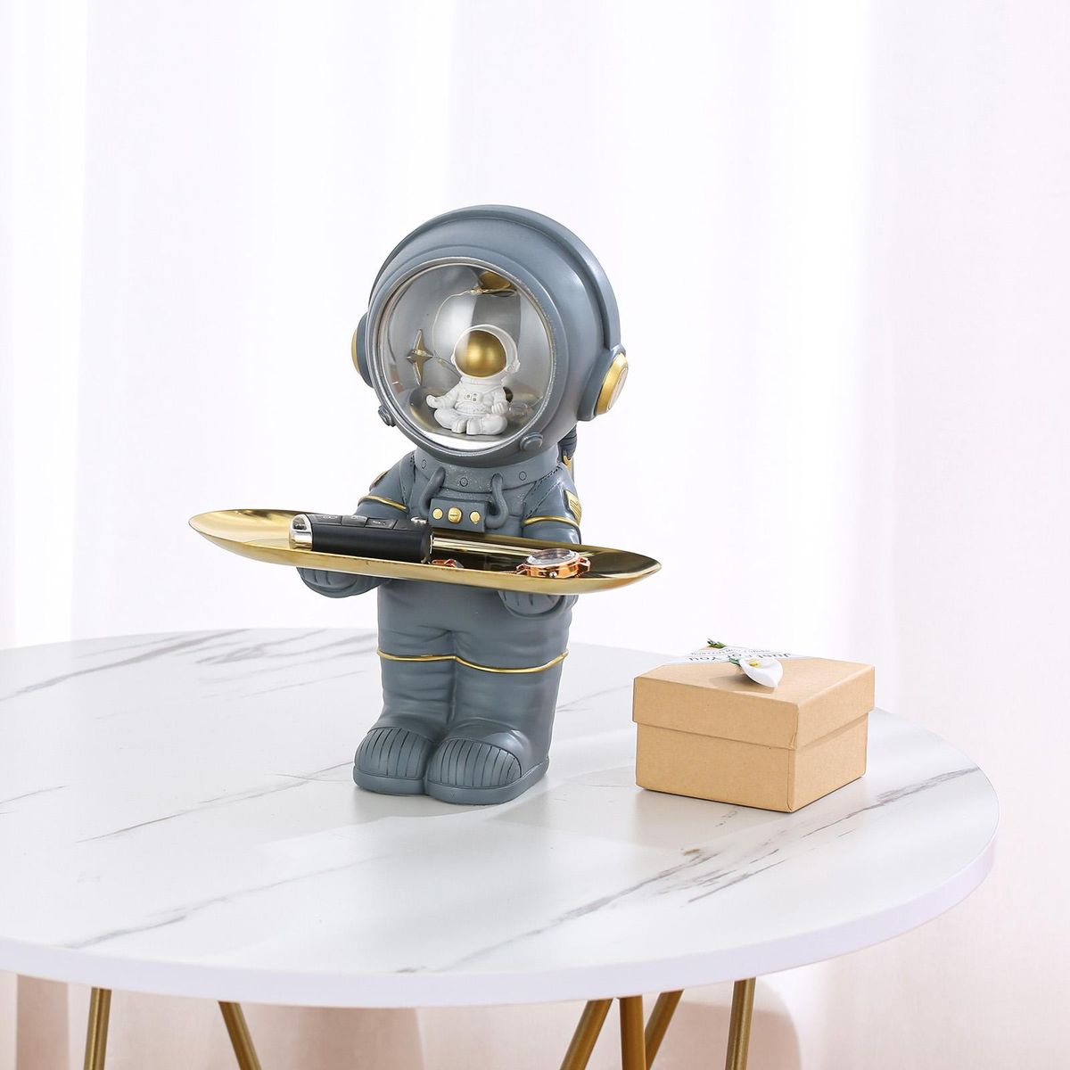 Tomfeel Astronaut Holder Metal Tray Astronaut Sculpture Light Resin Ornament Entrance Cabinet Key, Cosmetics, Trinkets Storage Living Room Desk Decoration Gift White&Gray
