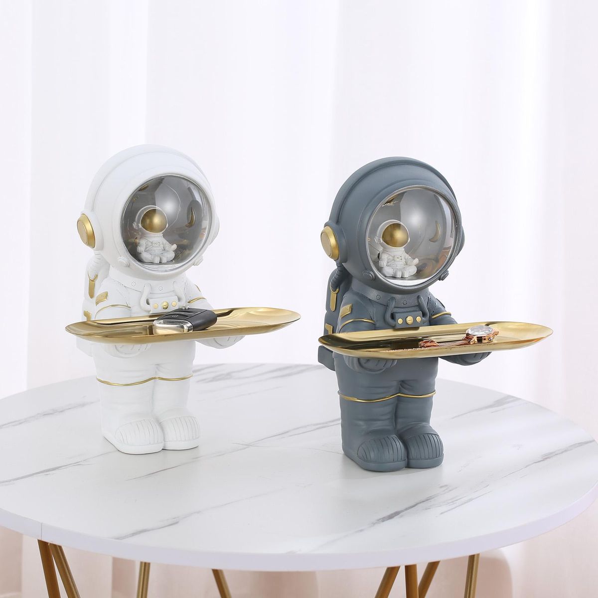 Tomfeel Astronaut Holder Metal Tray Astronaut Sculpture Light Resin Ornament Entrance Cabinet Key, Cosmetics, Trinkets Storage Living Room Desk Decoration Gift White&Gray
