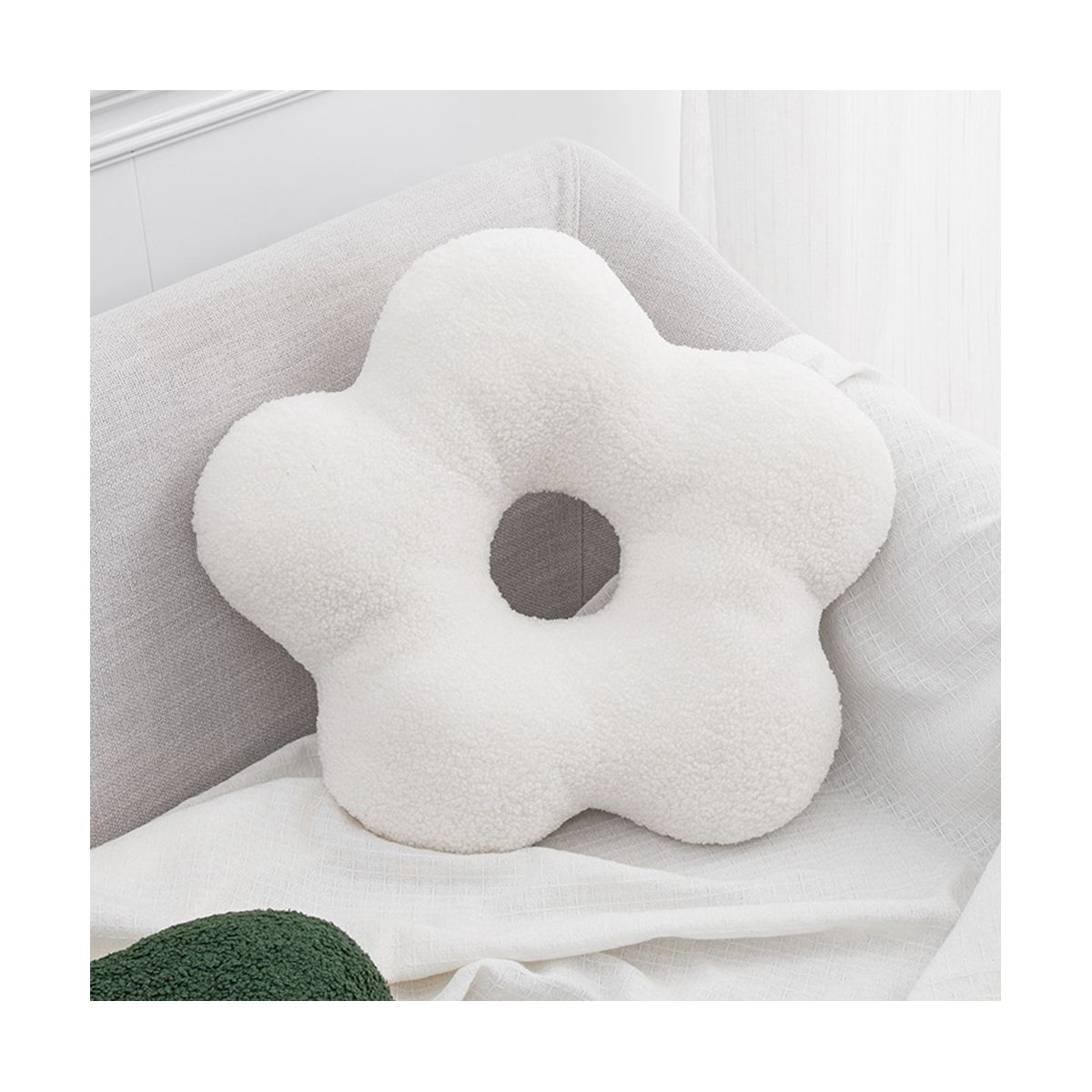 Small Daisy Shaped Pillow Nordic Wind Pillow Plush Cushion White